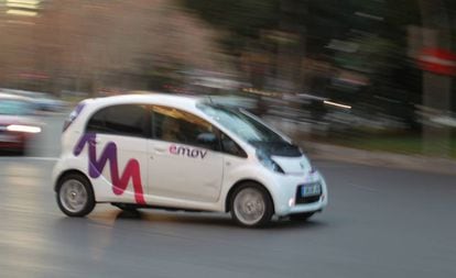 Un coche eléctrico de Emov circulando por Madrid