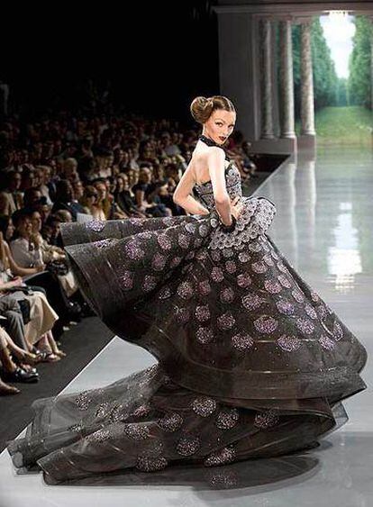 Una modelo en el desfile de Dior ayer en París.