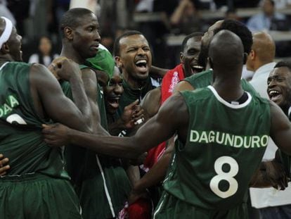 Los jugadores de Nigeria celebran el pase a cuartos.