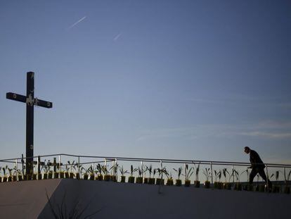 Un guardia vigila la rampa que será usada por el Papa en la frontera.