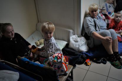 Menores junto a sus madres resguardados en un sótano del hospital pediátrico de Kiev.