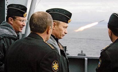 Vladímir Putin (segundo por la derecha) contempla el lanzamiento de un misil durante unos ejercicios militares en el mar de Barents, junto al Ártico, en 2005.