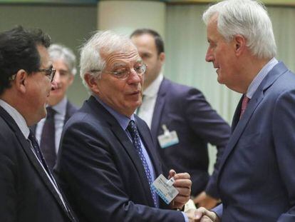 Josep Borrell saluda a Michel Barnier el pasado lunes en Bruselas junto al secretario de Estado, Marco Aguiriano (izquierda). En vídeo, declaraciones de Pedro Sánchez sobre Gibraltar.