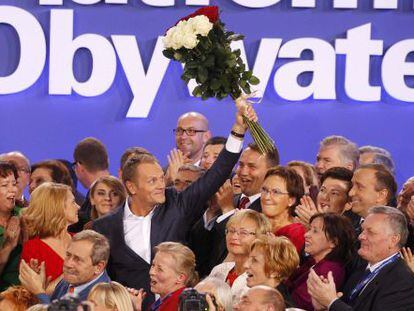 El primer ministro polaco, Donald Tusk, celebra la victoria la noche del domingo en Varsovia.