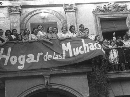 Inauguración del Hogar de las Muchachas, lugar de reunión de las jóvenes antifascistas en Madrid en 1937. 
