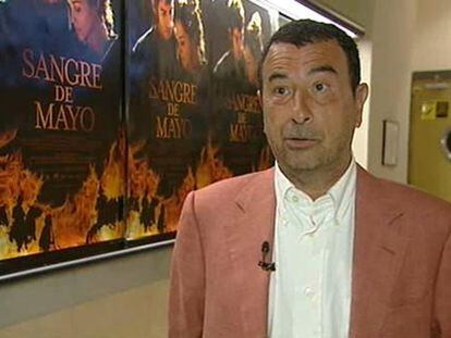 El jardín de la casa del director de cine José Luis Garci, que en la imagen aparece en la presentación de su última película, &#39;Sangre de mayo&#39;, ardió en llamas anoche a causa de un pequeño incendio originado, al parecer, en una casa colindante. Según la información ofrecida por EUROPA PRESS, fue el mismo director quien avisó a los bomberos del fuego, que no ha provocado víctimas aunque sí algunos daños materiales en varias de las casas de la zona.