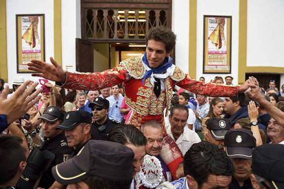 El torero Gin&eacute;s Mar&iacute;n sale por la puerta grande tras la corrida celebrada en la plaza de Cuatro Caminos de Santander.