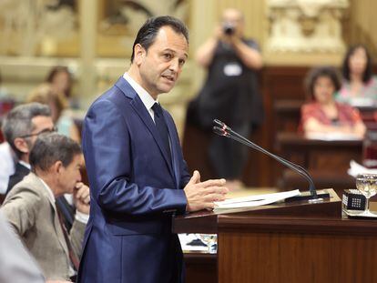 El diputado parlamentario de Sa Unió, Llorenç Córdoba, interviene durante una segunda sesión de investidura de Marga Prohens como presidenta de las Islas Baleares, el  4 de julio de 2023, en Palma de Mallorca.