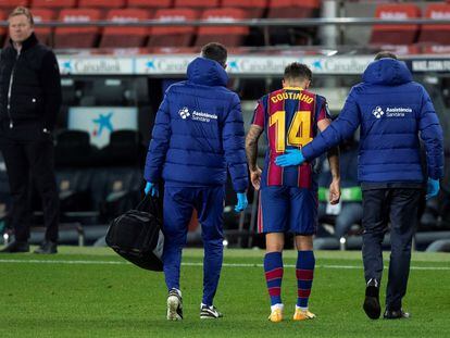 El centrocampista brasileño del FC Barcelona, Philippe Coutinho, se retira lesionado durante el partido ante el Eibar.