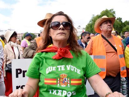 Una mujer con una camiseta con el lema "Que te vote Txapote".