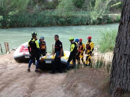 Miembros del operativo de rescate en el río Cabriel, en Valencia.