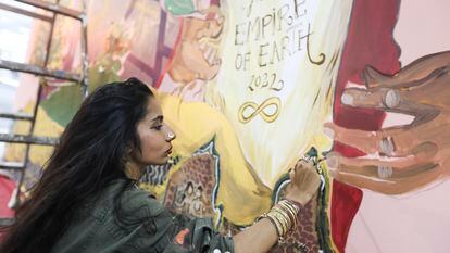 La joven artista india y activista de Global Young Greens, Shilo Shivanvandan, pinta un mural en las paredes del Pabellón de la Juventud durante la Conferencia de las Naciones Unidas sobre el Cambio Climático, la COP27.