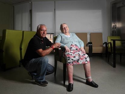 José Ruiz, de 70 años, con su madre Josefa López Flores, de 95. Las cuotas de 2.350 euros al mes por una residencia absorbieron parte de los ahorros de toda una vida.