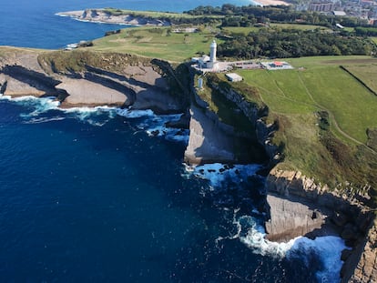 Al norte de Santander, protegiendo la entrada de la bahía, se encuentra Cabo Mayor, donde los días de galerna golpean olas como montañas. Sobre este fabuloso rompeolas natural, luce desde el 15 de agosto de 1839 el faro más importante de Cantabria, con foco situado a 30 metros de altura sobre la tierra y a 91 sobre el mar. Una señora torre de desnuda sillería que, además de emitir dos destellos de luz blanca cada 10 segundos y dos pitidos largos cada 40 en caso de niebla, brinda un panorama acongojador de la costa acantilada y alberga un museo con cientos de faros pintados por Eduardo Sanz, Úrculo, Pérez Villalta, Eduardo Arroyo... Aunque tiene acceso en coche, una preciosa senda costera permite acceder a pie desde El Sardinero, bordeando el campo de golf y la playa salvaje de Mataleñas, siempre cerca de los cortados donde anidan el halcón y el colirrojo tizón. Una hora y media, sin parar, se tarda en llegar al faro.
(turismo.santander.es)