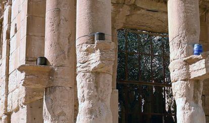 Artefactes col·locats a les columnes del temple, que tenia més de 2.000 anys d'antiguitat i que va ser dinamitat aquest diumenge.