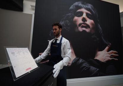Las cifras de la subasta de objetos de Freddie Mercury: dos millones por un piano y 400.000 euros por su puerta | Gente