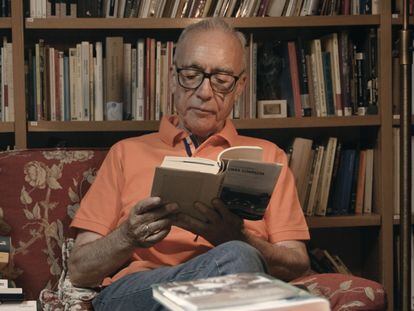 Vídeo | En la biblioteca de Juan José Millás: “He leído con más pasión que con la que he vivido”