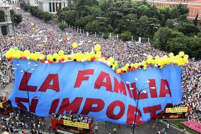 Una pancarta gigante con el lema <i>La familia sí importa, </i>al final de la manifestación.