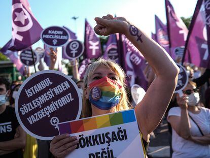 Manifestación el pasado domingo en Estambul contra la retirada turca del convenio europeo contra la violencia machista