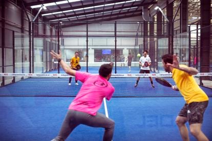 The singer Gabi Montes (wearing a white shirt) plays a match with friends on one of the paddle tennis courts of the Indie Padel Club (Madrid).