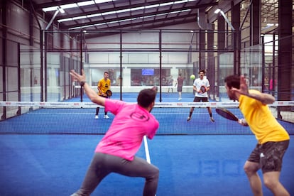 El cantante Gabi Montes (con camiseta blanca) juega un partido con amigos en una de las pistas de pádel de Indie Padel Club (Madrid).