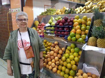 Lucia en una tienda de frutas en Arequipa antes de ponerse enferma.