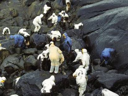 Voluntarios limpian la costa gallega en 2002.