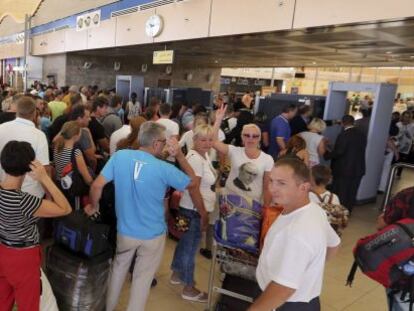 Cientos de turistas brit&aacute;nicos esperan en los mostradores de facturaci&oacute;n en el aeropuerto de Sharm el-Sheij (Egipto) para regresar a su pa&iacute;s.