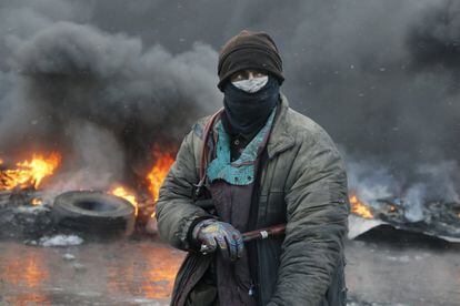 Un manifestante se enfrenta a la policía en el cetro de KIev (Ucrania), 23 de enero de 2014.