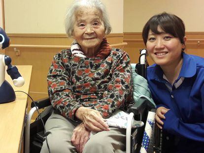 Fumiko Nakajimo, una mujer japonesa de avanzada edad, junto a una cuidadora y el robot 'Sota', en la casa de ancianos Zenkoukai de Tokio.