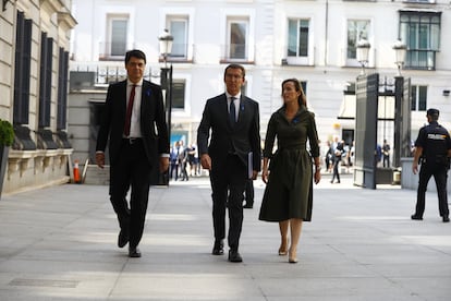 Alberto Nuñez Feijoó, senador y presidente del Partido Popular, llega al Congreso de los Diputados, para seguir el primer día del debate sobre el estado de la nación. Feijoó no da la réplica al presidente del Gobierno al no ser diputado.