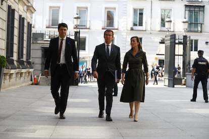 Alberto Nuñez Feijoó, senador y presidente del Partido Popular, llega al Congreso de los Diputados, para seguir el primer día del debate sobre el estado de la nación. Feijoó no da la réplica al presidente del Gobierno al no ser diputado. 