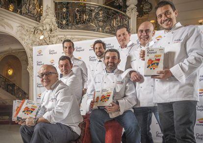 Cocineros han obtenido tres 'soles' en la Guía Repsol 2014. De izquierda a derecha, Ricardo Sanz, Ricard Camarena, Mario Sandoval, José Avillez, José Rojano, Kiko Moya, Koldo Rodero y Francis Paniego.