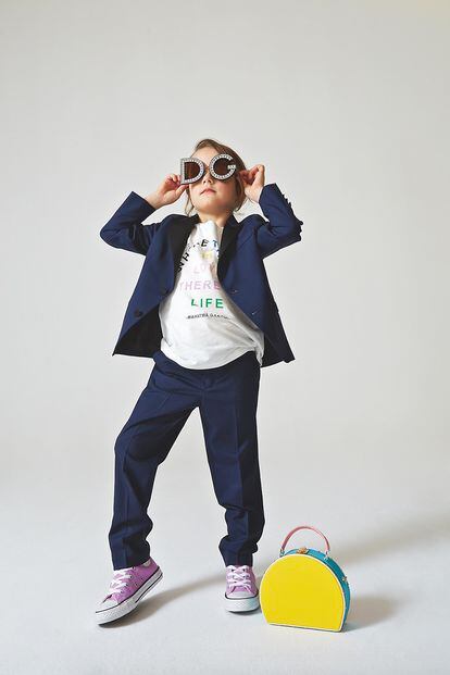 Vera lleva traje de chaqueta y pantalón de CH Carolina Herrera (c. p. v.); camiseta de H&M (12,99 €), gafas de sol de Dolce & Gabbana (c. p. v.), zapatillas Chuck Taylor All Star de Converse (70 €), bolso semicircular de Rainbow (c. p. v.).