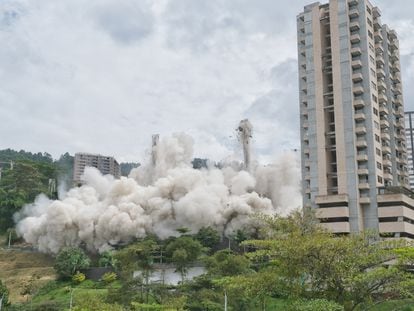 Vista de la implosión del edificio Continental Towers en Medellín.