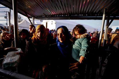 Durante el viaje, las mujeres carecen de servicios de atención médica especializada. Los recursos para salud reproductiva son escasos en los centros de acogida y mucho más en los asentamientos improvisados. Y las mujeres llegan con necesidades acuciantes: en Siria, antes del conflicto, las parteras atendían el 96% de los nacimientos. En la imagen, varias mujeres y niños aguardan en la frontera greco-macedonia.