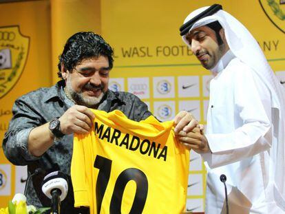 Maradona, en su presentaci&oacute;n con el Al Wasl