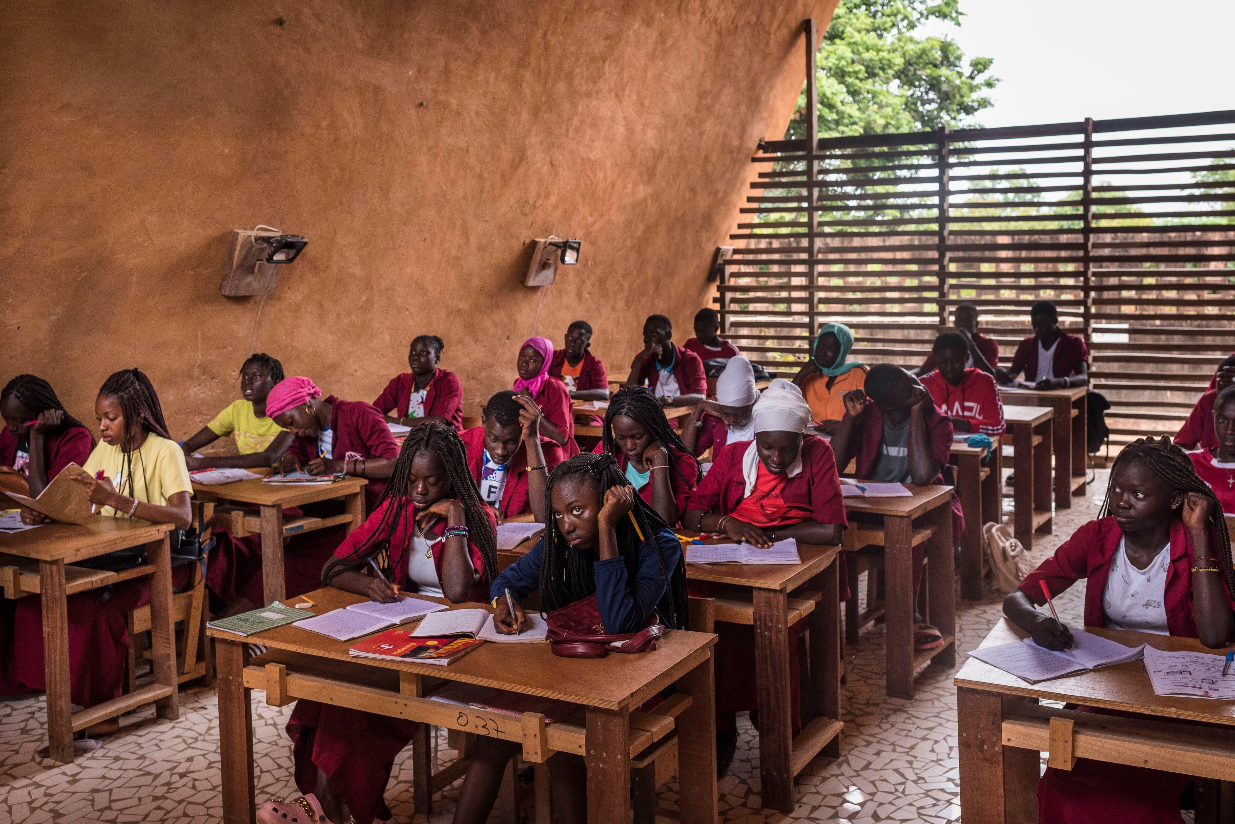 En la escuela estudian actualmente un total de 464 alumnos, con una ratio máxima de estudiantes por clase de 30 o 32. La media de niños por aula en Senegal es de 50, pero en algunos colegios se llega hasta a 80, así que Kamanar es una rara excepción.