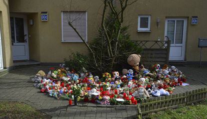 Habitantes de Herne han llenado de flores, peluches y velas la casa de Jaden, el pequeño asesinado el lunes pasado.