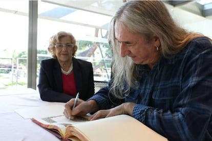 Manuela Carmena, alcaldesa de Madrid, concedió a Rosendo en 2017 la Medalla de Oro de Madrid. "Esto es un motivo más para sentirse madrileño y carabanchelero. Agradezco a Manuela Carmena y a los responsables a los que se les ha ocurrido este disparate", agradeció el músico.