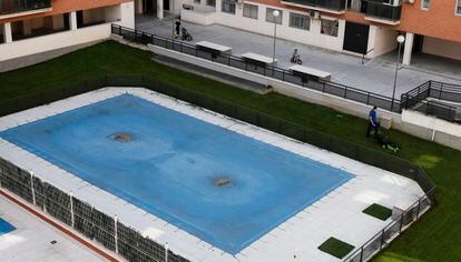 La apertura de piscinas como esta en Villaverde Bajo (Madrid) exigirá un gasto extra que muchas no pueden permitirse.