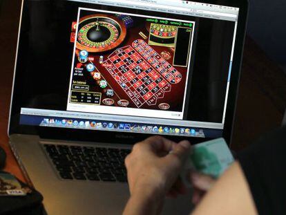 Una persona realiza una apuesta en una pagina web de casinos&#039; online&#039;. 