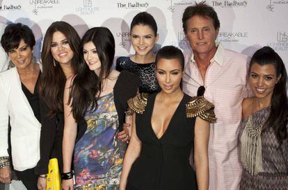 De izquierda a derecha: Kris Jenner, khloe Kardashian, Kylie y Kendall Jenner, Kim Kardashian, Bruce Jenner y Kourtney Kardashian, en un acto en 2011.