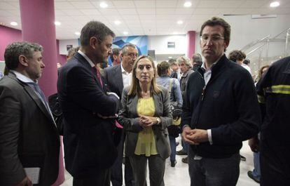 El presidente de la Xunta de Galicia, Alberto Nuñez Feijóo (d) y la ministra de Fomento, Ana Pastor (c), en el edificio que la Xunta de Galicia ha habilitado para atender y dar información a los familiares de las víctimas, 25 de julio de 2013.