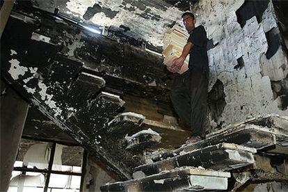 Un hombre rescata libros de la destruida biblioteca de Bagdad en abril de 2003.