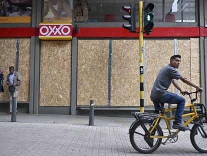 Una tienda cubre sus ventanas en Bogotá antes del paro del 21 de noviembre.