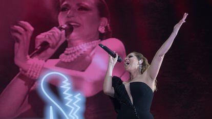 La cantante Pastora Soler interpreta una canción de Rocío Jurado en el WiZink Center.