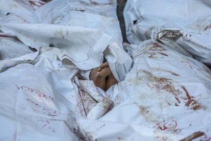 Cuerpos de ciudadanos palestinos asesinados tras los ataques aéreos de Israel en una morgue improvisada en el Hospital  Al-Shifa de Gaza. 