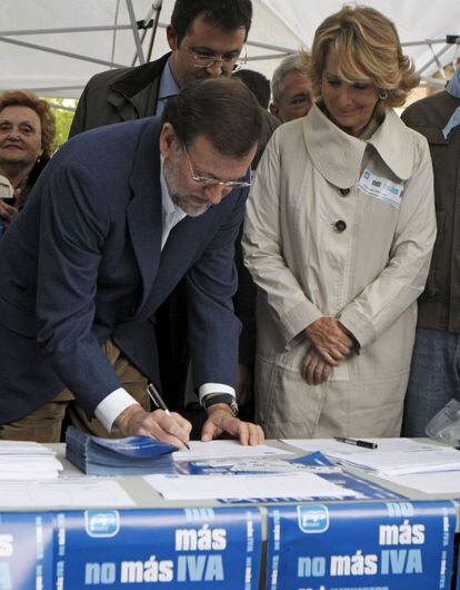 Mariano Rajoy y Esperanza Aguirre en un acto contra la subida del IVA en 2010.