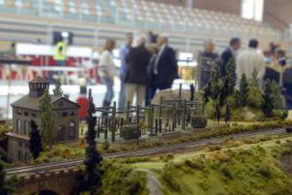 Una de las maquetas expuestas en la XVII Exposición Internacional de Maquetas de Tren, que congrega desde hoy a representantes de España y Portugal en Pabellón Camino de Santiago de Trobajo del Camino (León), donde se reproduce con minuciosidad y rigor lo que bien podría ser un país entero unido por las vías del tren.